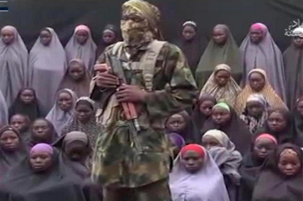 Un miliziano di Boko Haram con alcune delle liceali rapite a Chibok nel 2014