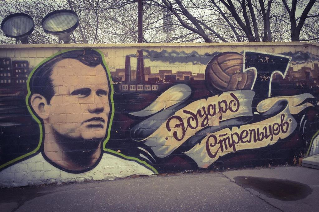 Il murales dedicato a Eduard Strel’cov davanti allo stadio di Mosca