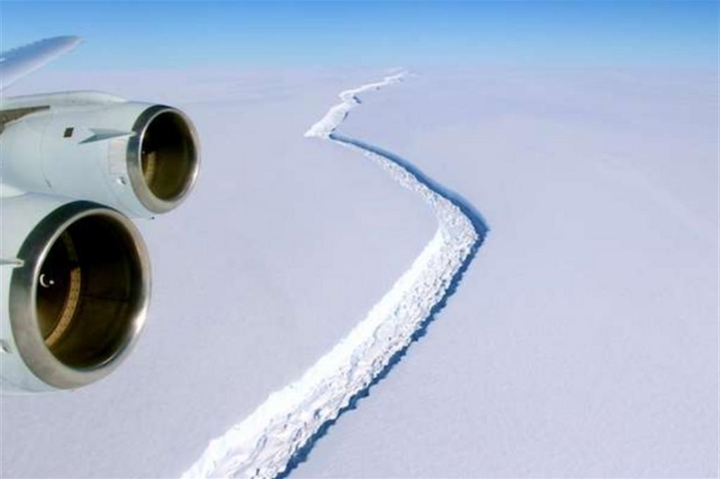Si è staccato l’enorme iceberg Larsen C