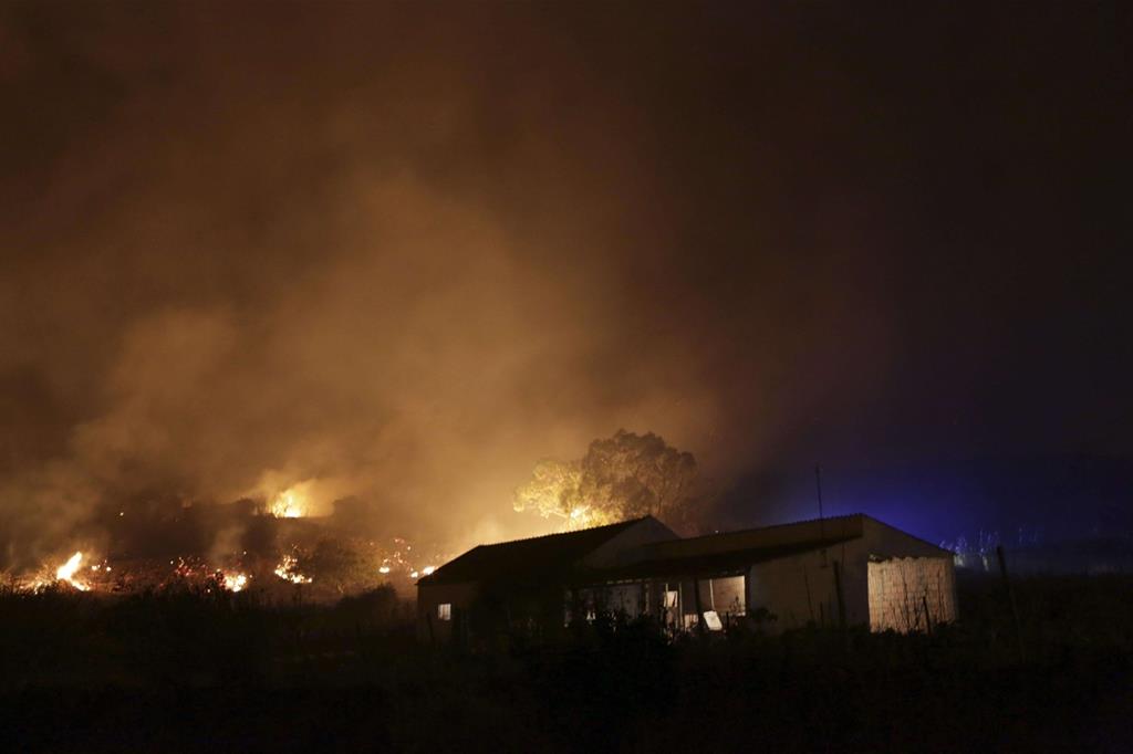 Il fronte del fuoco assedia Obidos in Portogallo (Ansa/Ap)