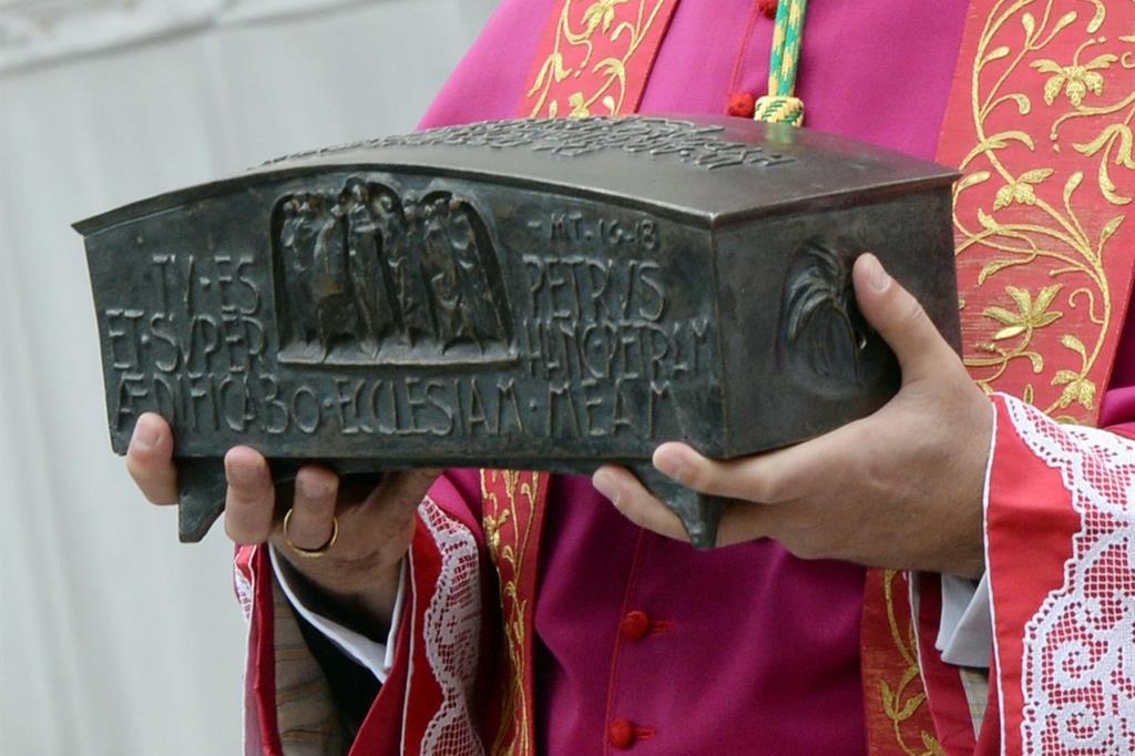 Le reliquie di San Pietro portate sul sagrato della basilica Vaticana, in occasione della chiusura dell'anno della fede, il 24 novembre 2013. (ANSA / MAURIZIO BRAMBATTI)