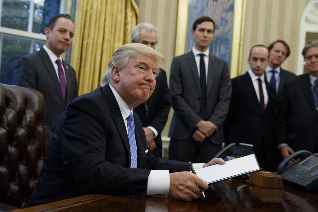 Il presidente Trump dopo la firma degli ordini esecutivi nello Studio Ovale (Ansa)