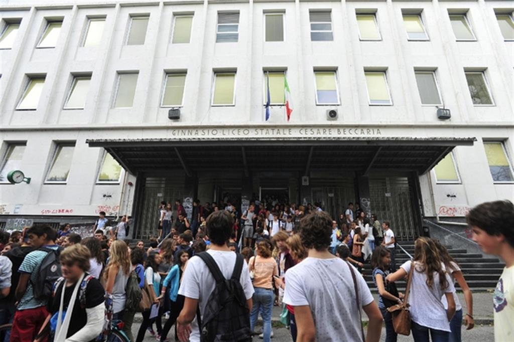 Studenti davanti al liceo classico Beccaria di Milano