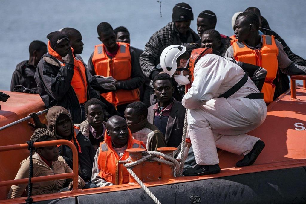 Un salvataggio di migranti (foto Epa/Jorge Zapata)