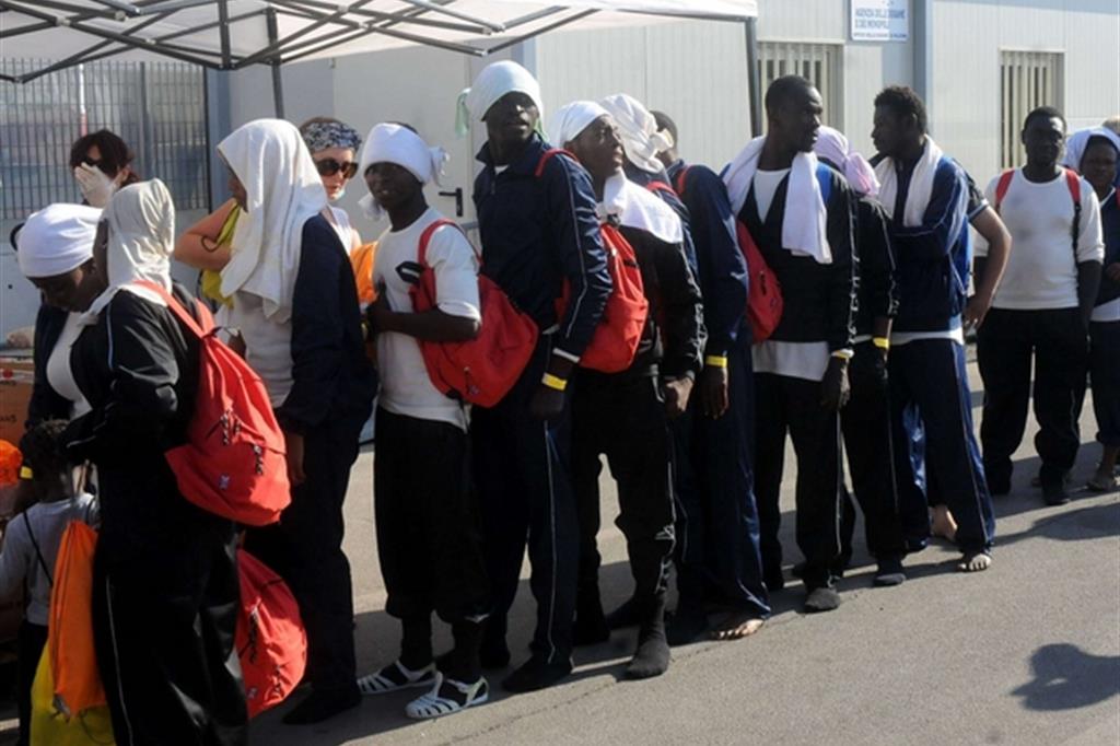 Palermo, sbarco di migranti soccorsi nel Mediterraneo