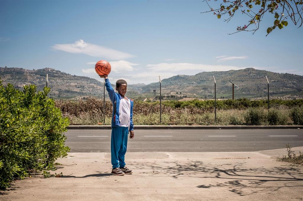Un bambino proveniente dall’Eritrea è ospitato nel centro CARA a Mineo in Sicilia. Il campo ospita circa 3000 persone richiedenti asilo politico. (Foto UNICEF)