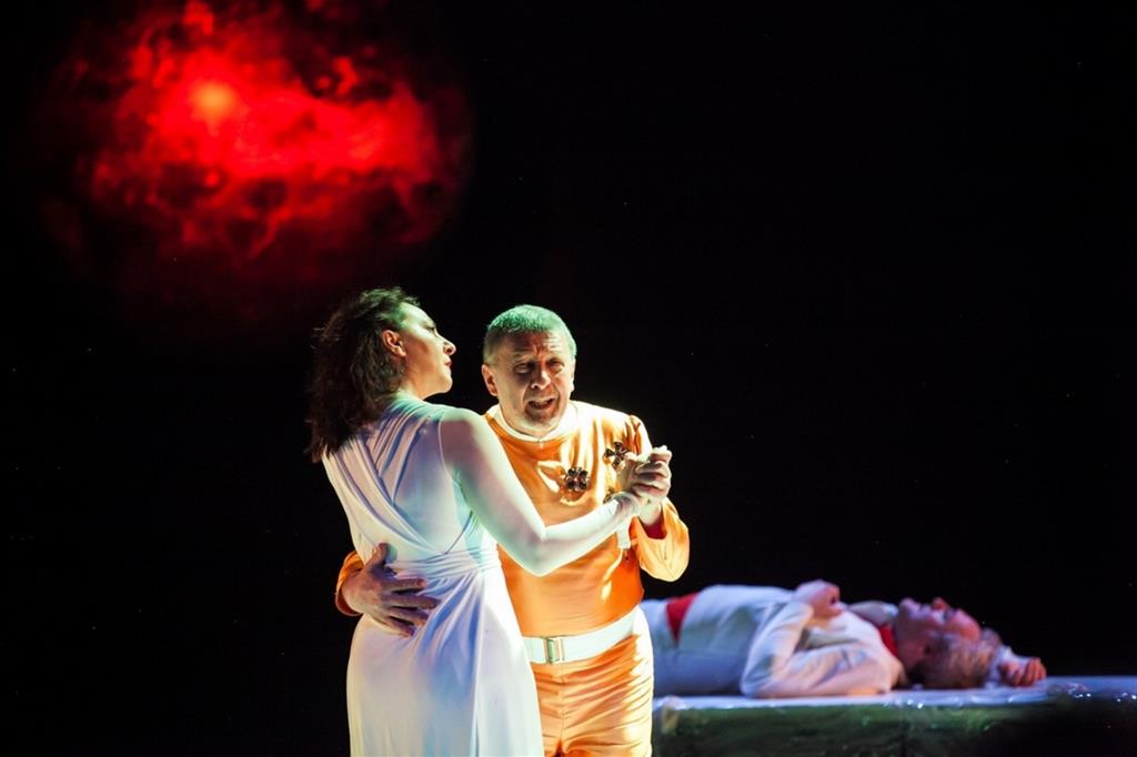 Debora Zuin, Antonio Rosti e, sullo sfondo, Giovanni Franzoni nello spettacolo tratto da «Solaris» di Lem Tarkovskij