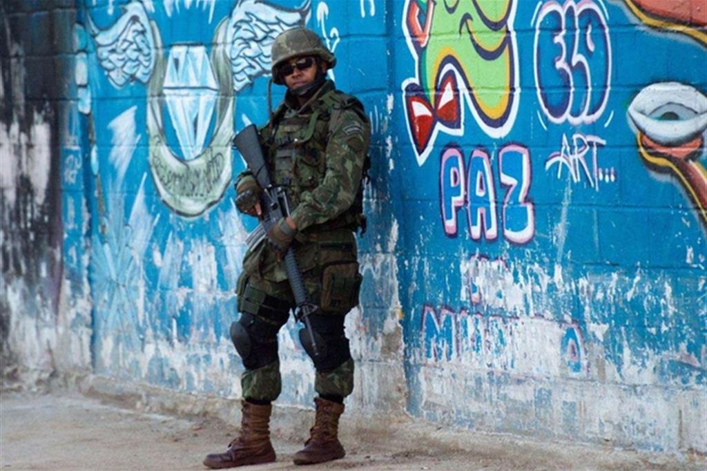 L’esercito  era arrivato a Maré per mettere in sicurezza la favela e a preparare  il terreno alla polizia di pace: dopo quasi due anni  di tentativi, però,  lo scorso giugno,  ci ha rinunciato