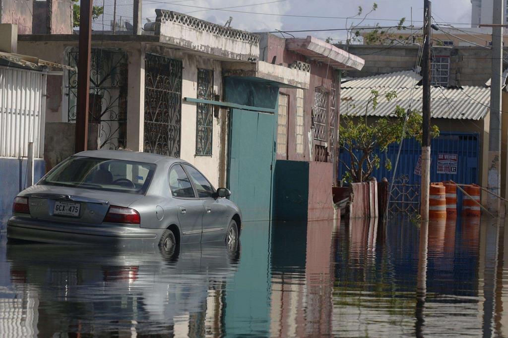 Le strade alluvionate dopo il passaggio dell'uragano Maria a San Juan, Porto Rico. Il Paese spera nell'arrivo degli aiuti dagli Stati Uniti. Qui le vittime sono state almeno 7 (Ansa) - 