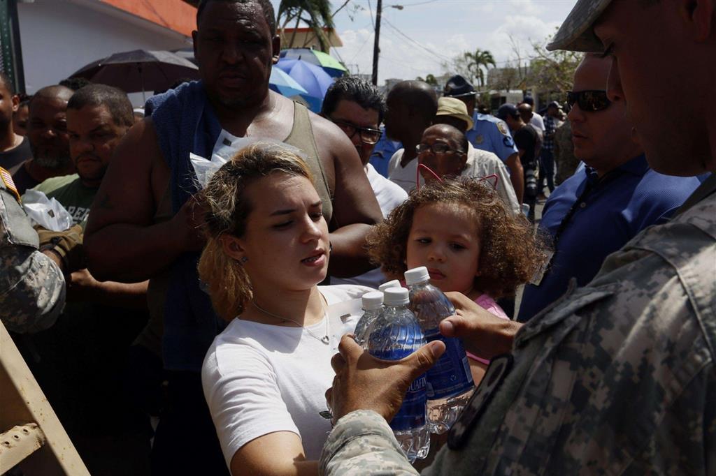 Gli abitanti di San Juan ricevono aiuti alimentari. Gli sfollati sono 15 mila (Ansa) - 