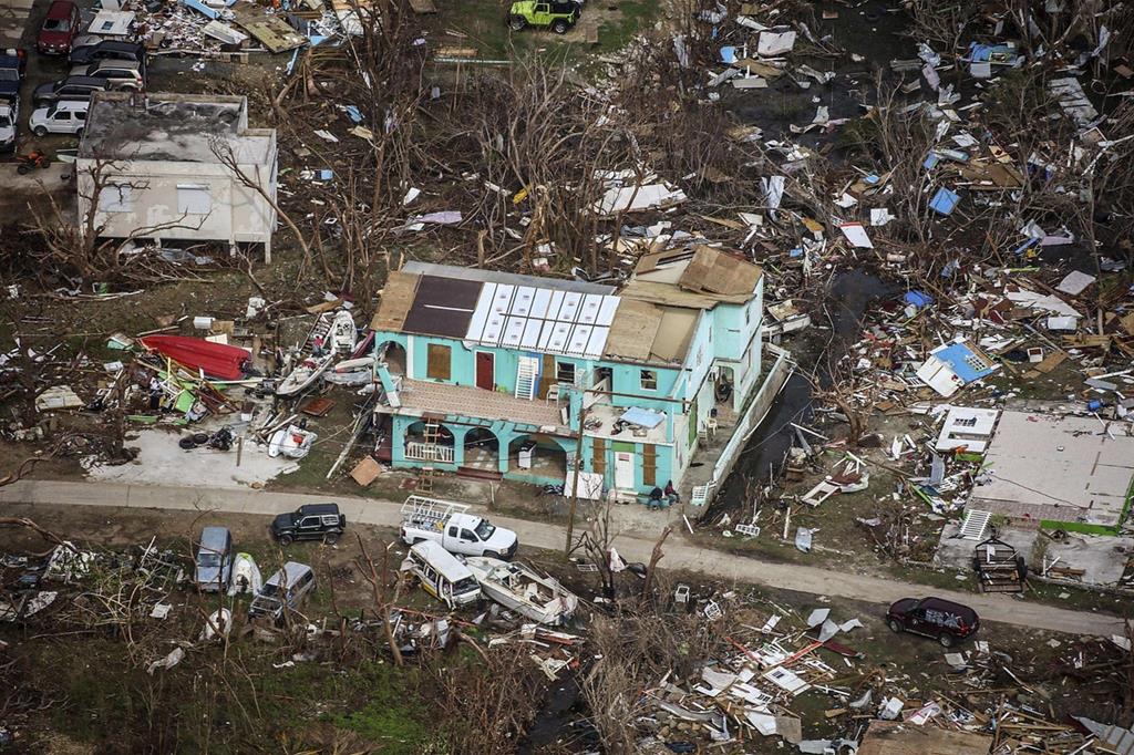 Una fotografia aerea fornita dal ministero della Difesa britannico mostra una casa danneggiata dall'uragano Maria nell'isola di Jost Van Dyke nella Isole vergini britanniche Joel Rouse/Ministero della Difesa britannico, CROWN COPYRIGHT - 