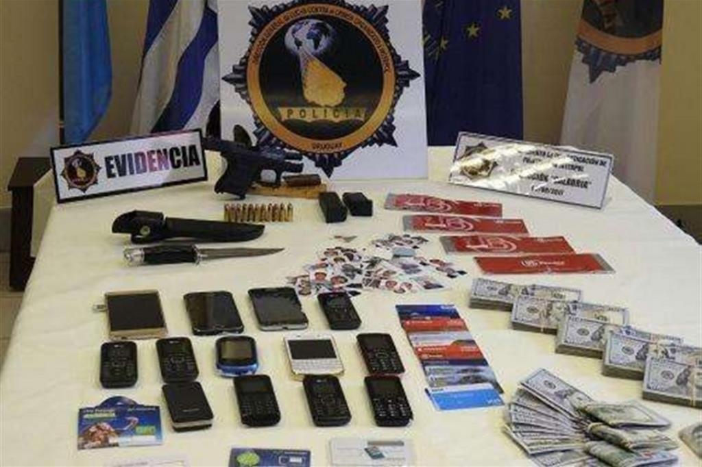 Durante la perquisizione sono state sequestrate dodici carte di credito, assegni, denaro contante, 13 telefonini, armi