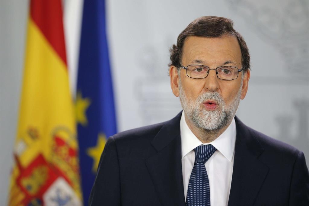 Il discorso del premier spagnolo Mariano Rajoy al Palazzo della Moncloa a Madrid (Ansa)