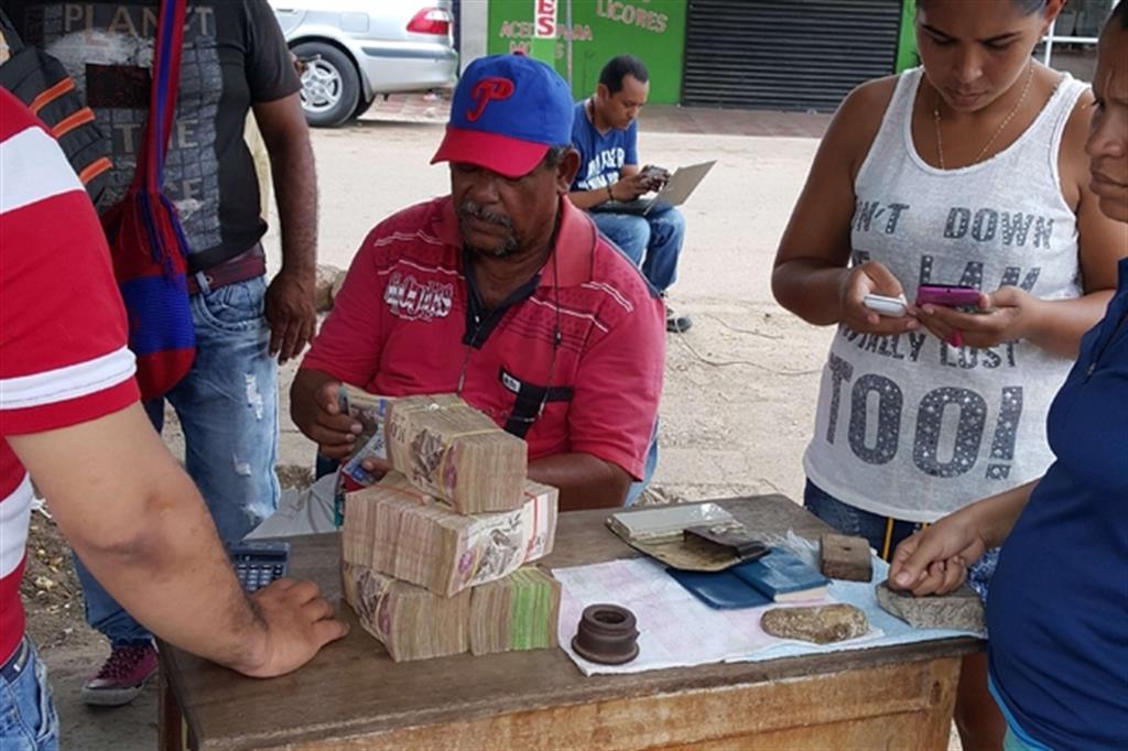 Un cambiavalute clandestino sul lato colombiano del confine