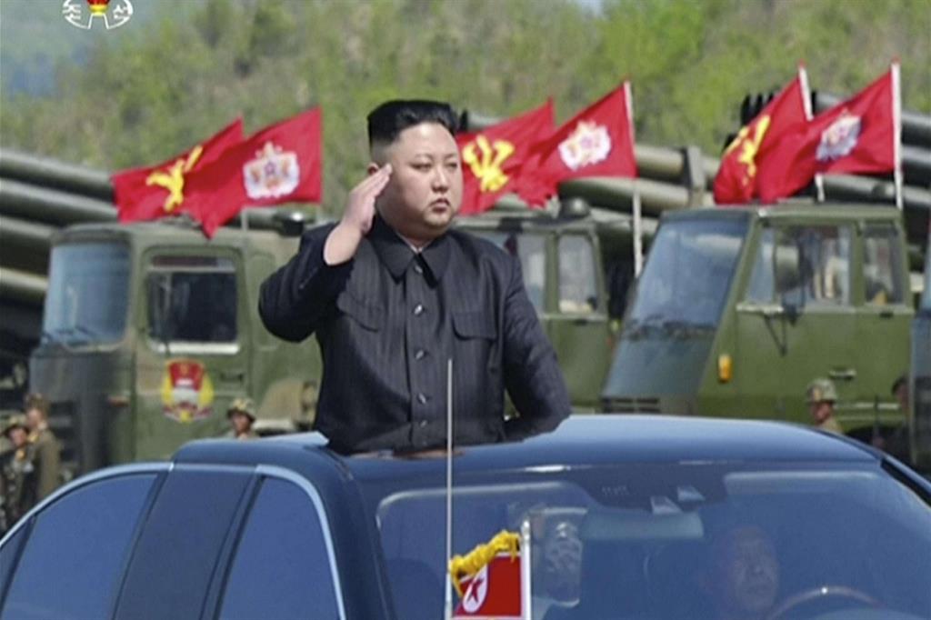 Un frame del video diffuso dall'agenzia nordcoreana KRT il 26 aprile: Kim Jong Un a una manifestazione per l'85esimo anniversario dell'esercito nordcoreano. (Ansa)