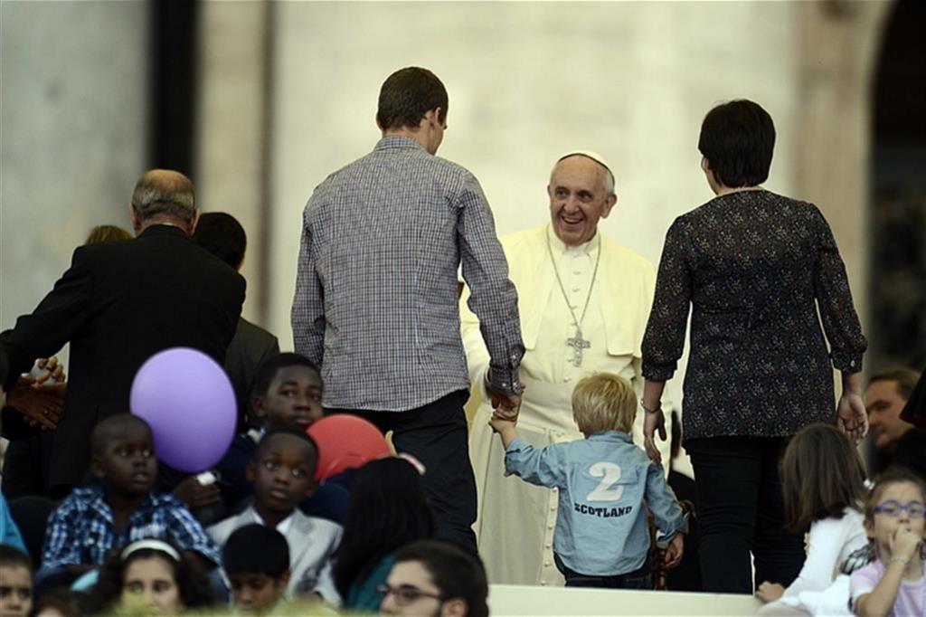Papa Francesco alle famiglie: «Vivere 3 parole: permesso, grazie, scusa»