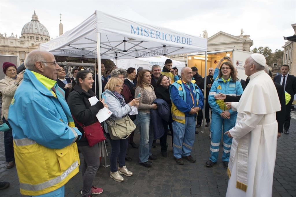 Il Papa ha visitato a sorpresa il Presidio sanitario per i poveri in piazza Pio XII (L'Osservatore Romano)