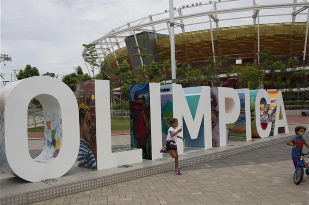 Bambini giocano nel parco olimpico a Rio de Janerio (Ansa)