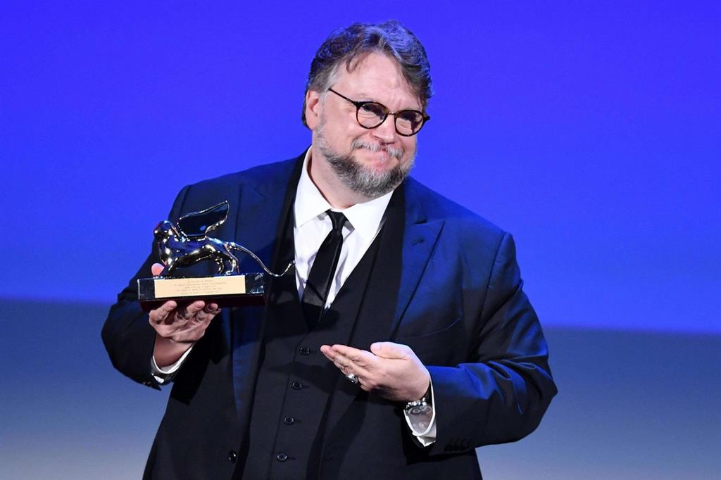 Guillermo Del Toro vince il Leone d'Ora a Venezia per il film The Shape of Water (Ansa)