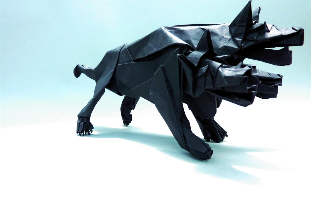 L'origami di un Cerbero, il cane a tre teste che nella mitologia greca aveva l'incarico di evitare che i morti lasciassero gli inferi (Hugo Akitaya, https://flic.kr/p/7spbj8)