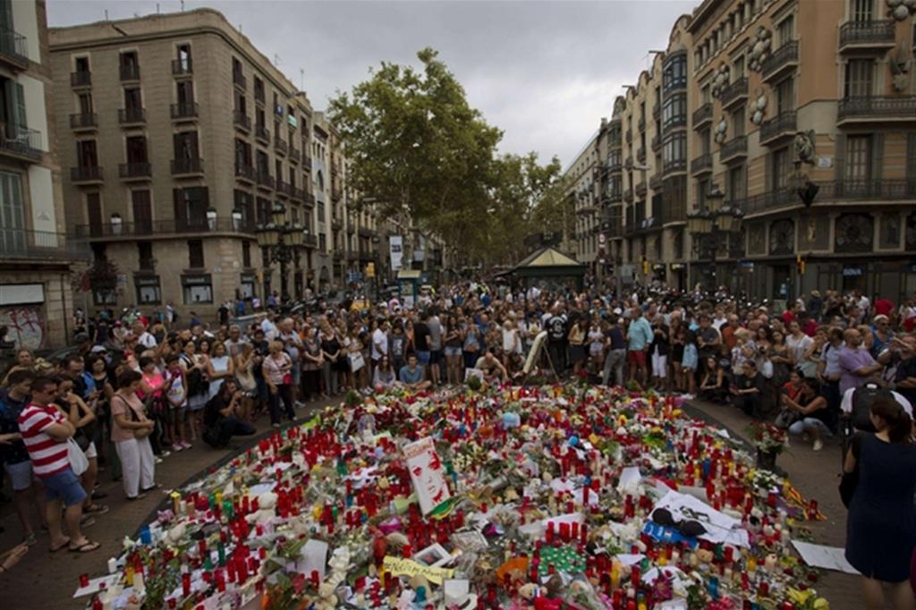 Il ricordo e il dolore della gente a Barcellona (Ansa)