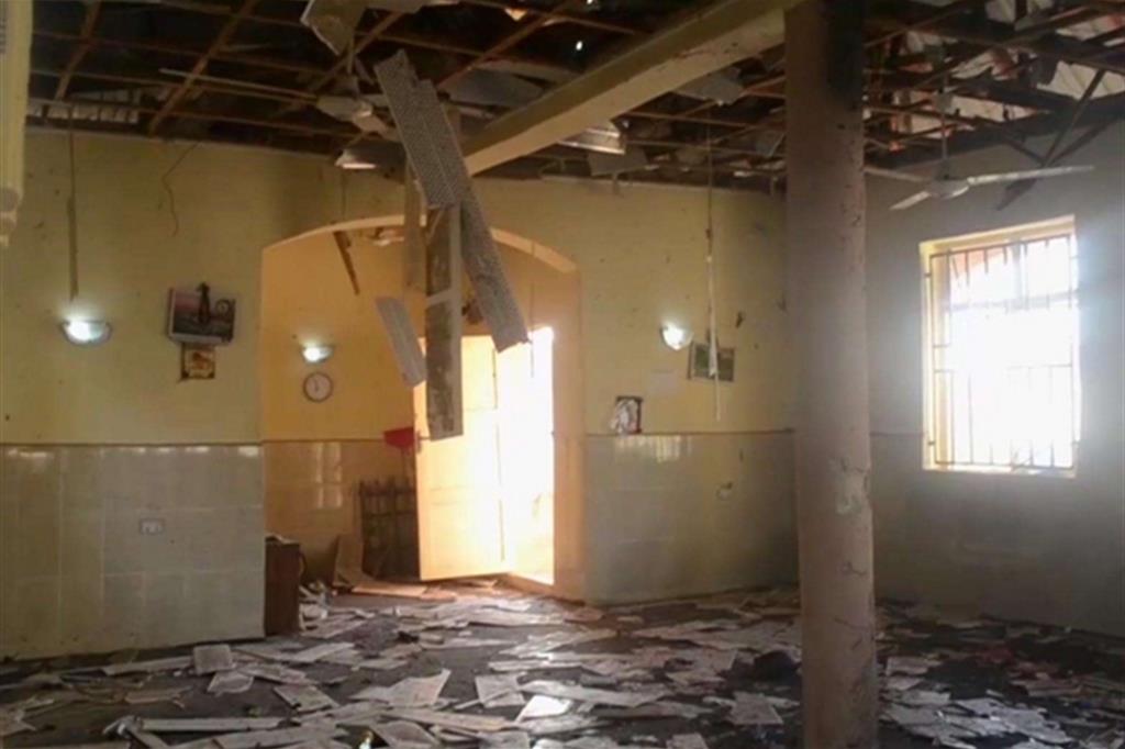 L'interno devastato della moschea di Mubi, nello Stato settentrionale di Adamawa (Ansa/Ap)
