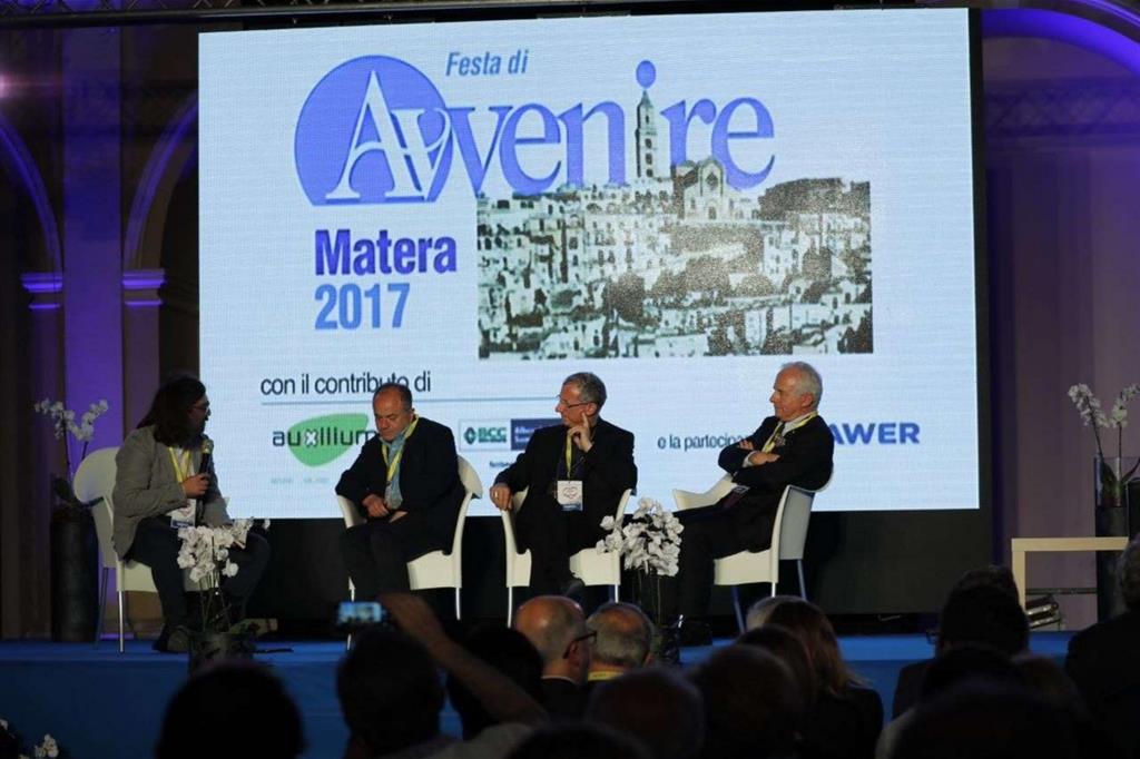 Il palco della festa di Avvenire a Matera: da sinistra il moderatore Vincenzo Rosario Spagnolo, il procuratore Gratteri, monsignor Caiazzo e il direttore di Avvenire Tarquinio