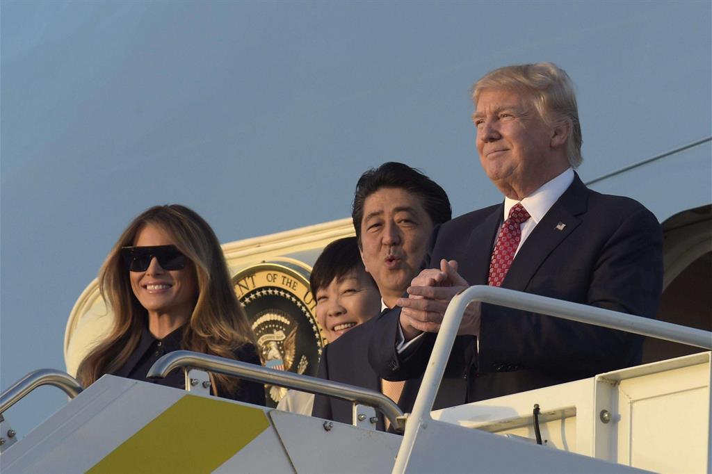 Donald Trump con il primo ministro giapponese Shinzo Abe suo ospite in Florida (Ansa)