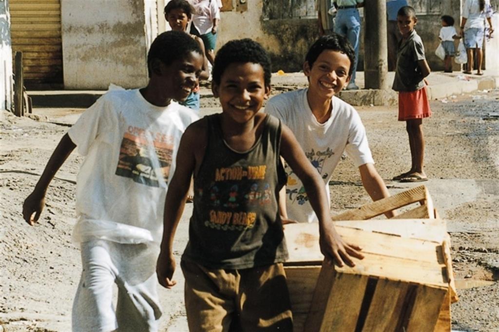 America Latina: bambini in una favela di Bahia.