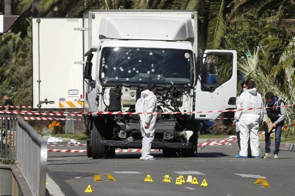 Il camion usato per la strage di Nizza il 14 luglio 2016 che provocò 84 morti