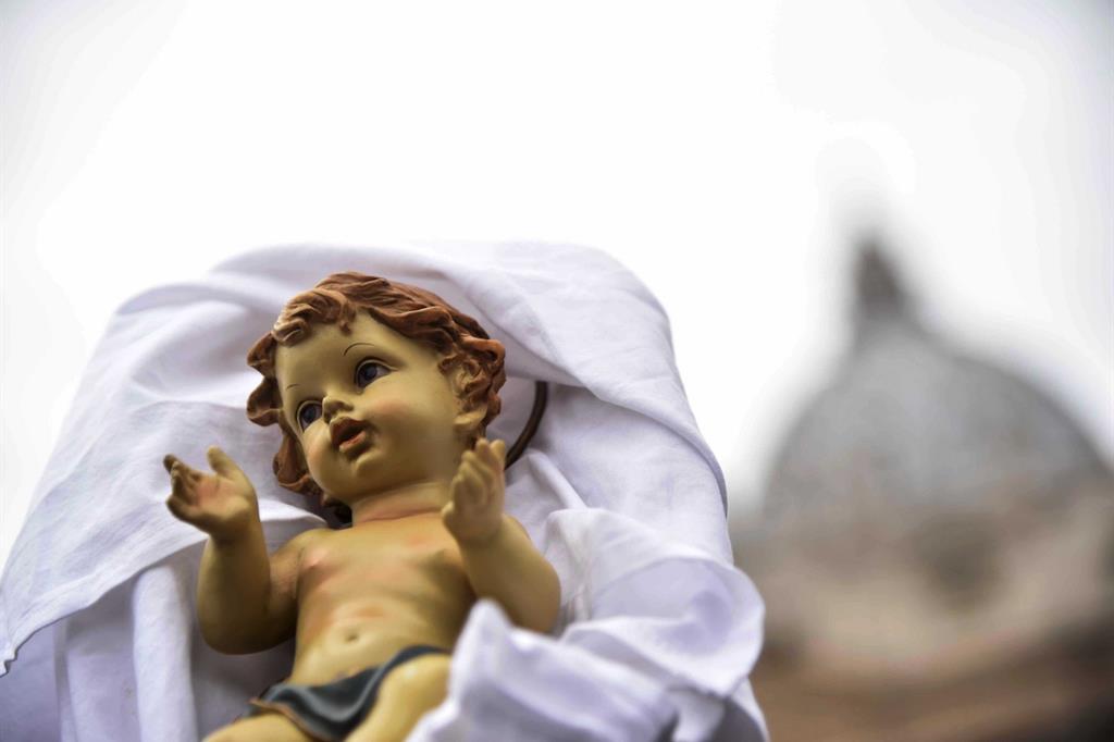 Una statuetta di Gesù Bambino in piazza San Pietro