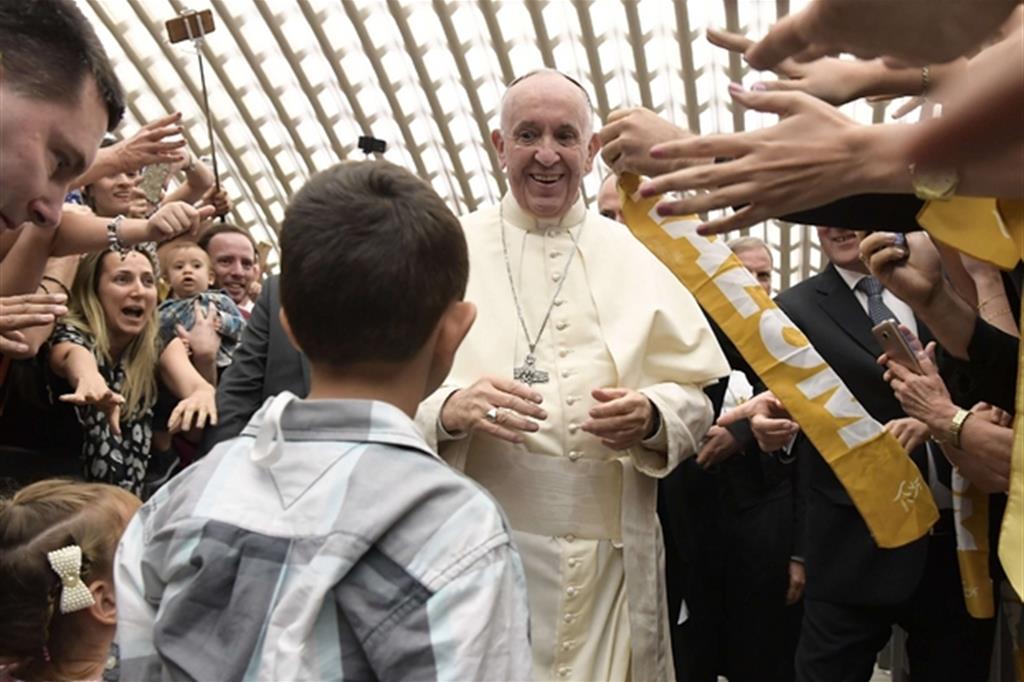 Papa Francesco ai giovani: ridiamo di noi stessi per salvarci dal narcisismo