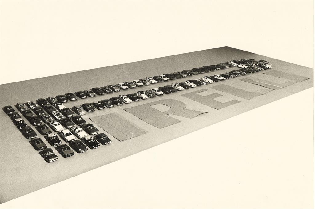 Pneumatici con la P maiuscola, 1978 (agenzia Centro), studio preparatorio con modellini di automobile - 