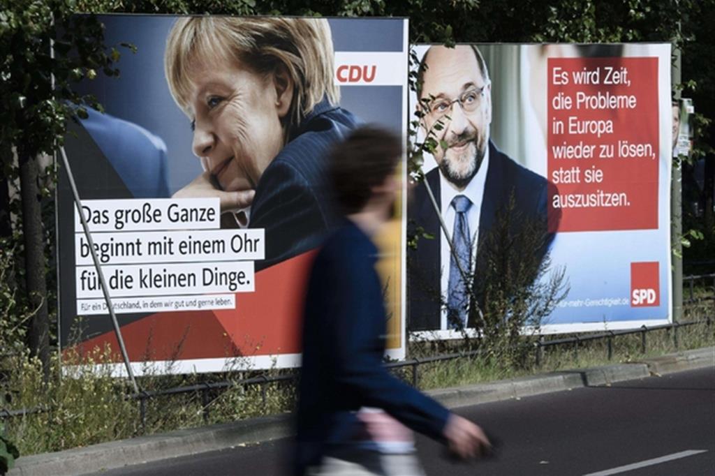 Domani sera in tv l'atteso faccia a faccia tra Angela Merkel e Martin Schulz (Ansa)