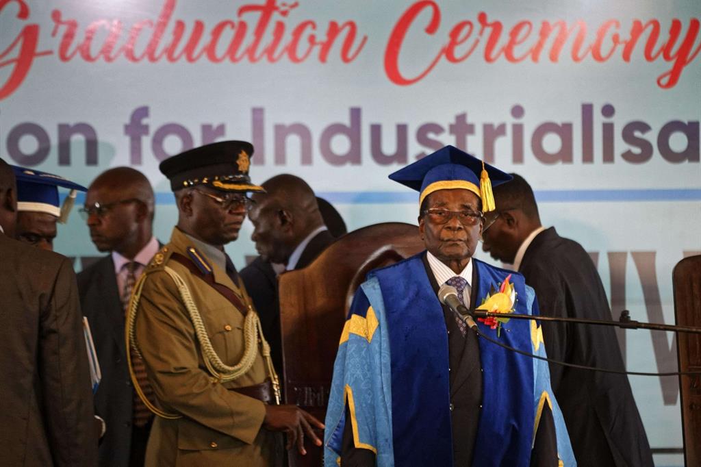 Il presidente dello Zimbabwe, Robert Mugabe, stamani a una cerimonia di laurea alla Zimbabwe Open University di Harare: è la sua prima apparizione in pubblico dopo che i militari hanno preso il potere (Ansa)