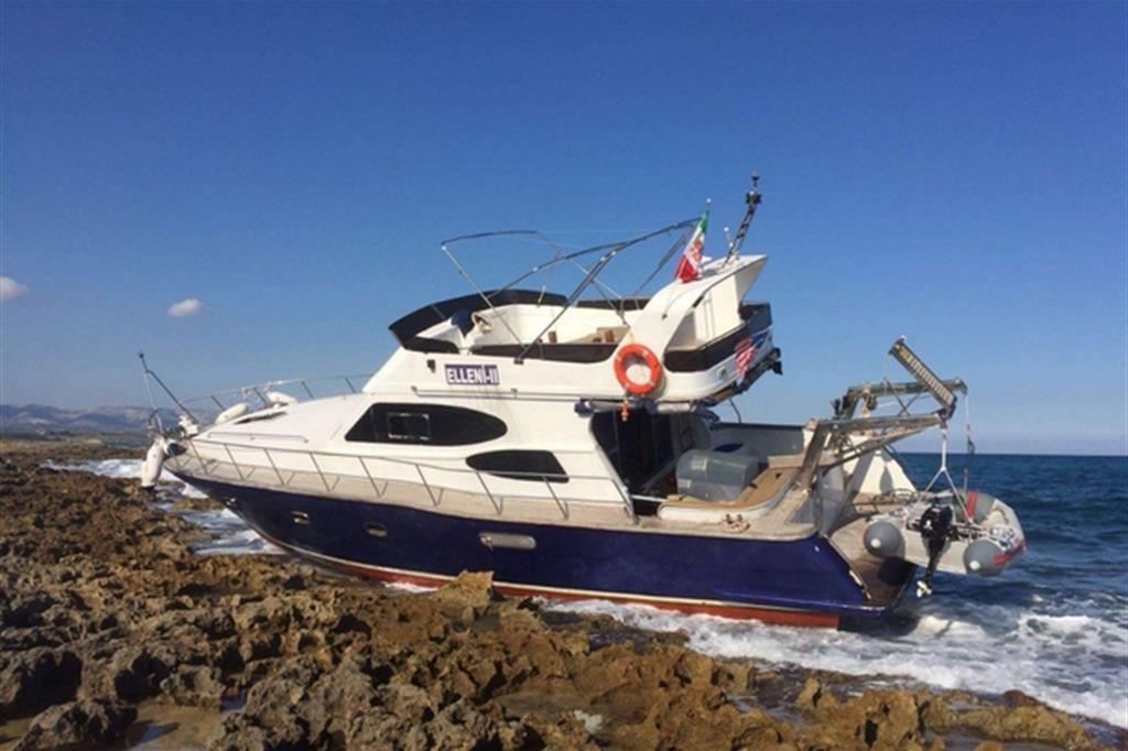 Lo yacht su cui hanno viaggiato 61 migranti incagliato tra gli scogli nel Siracusano