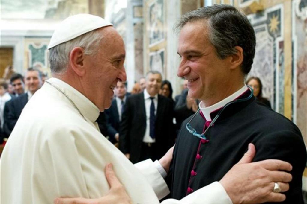 Papa Francesco e monsignor Viganò, prefetto della Segreteria per la Comunicazione