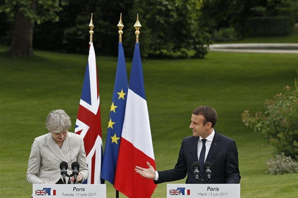Il presidente francese Macron e la premier britannica May (Ansa)