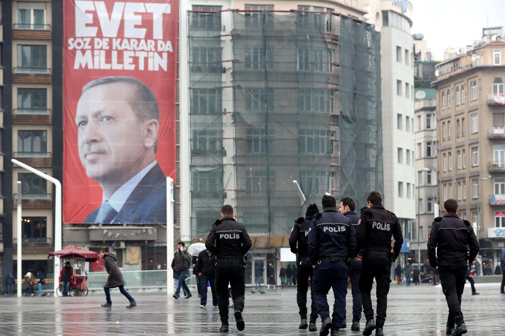 Un manifesto gigante con la foto di Erdogan e la scritta «Vota Sì» in piazza Taksim a Istanbul (Ansa)