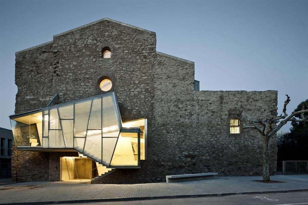 La riqualificazione della chiesa del monastero di San Francesco a Santpedor, in Spagna, opera dell'architetto David Closes