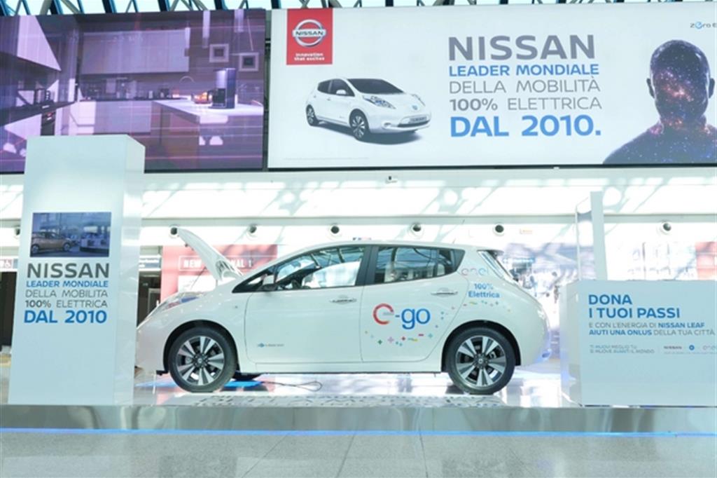 Il grande stand Nissan dedicato alla Leaf all'aeroporto di Fiumicino