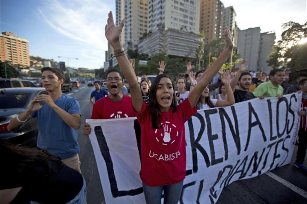 La folla nelle piazze di Caracas dopo l'annuncio della revoca dei poteri del Parlamento (Ansa/Ap)