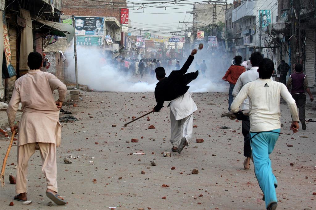 I disordini a Lahore seguiti all'assalto delle due chiese di Lahore, il 15 marzo 2015  (Ansa)