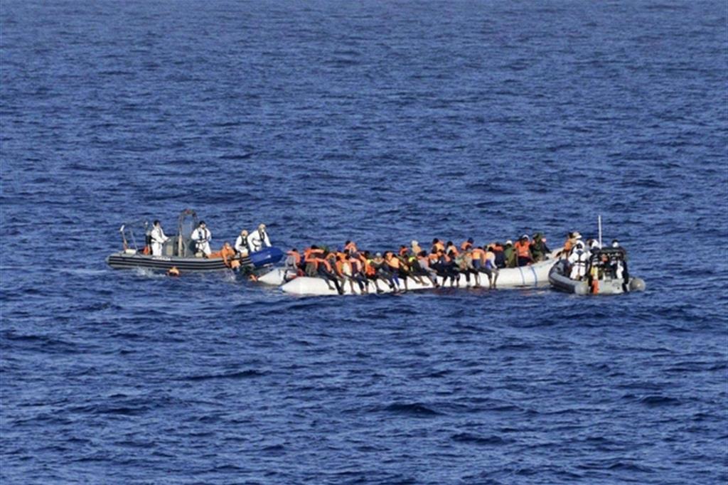 Il salvataggio del gommone alla deriva in mezzo al mare con a bordo oltre 180 persone