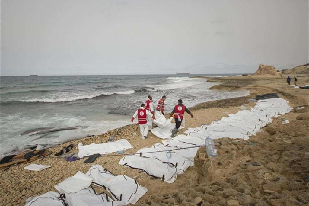 Cadaveri su una spiaggia libica