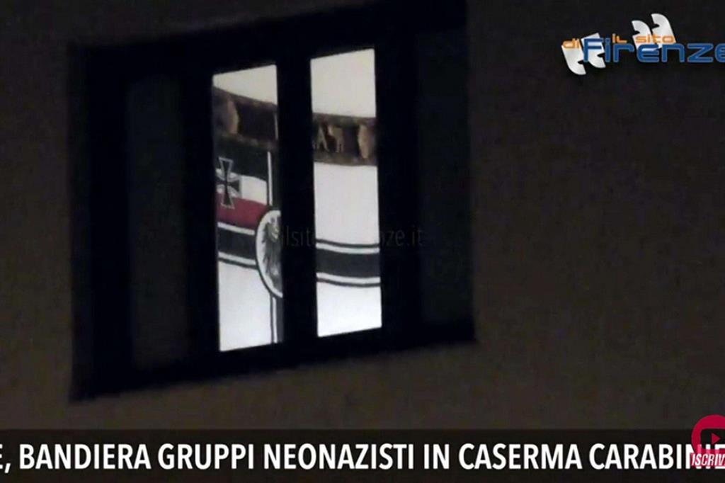 L'immagine della bandiera neonazista nella camera del carabiniere