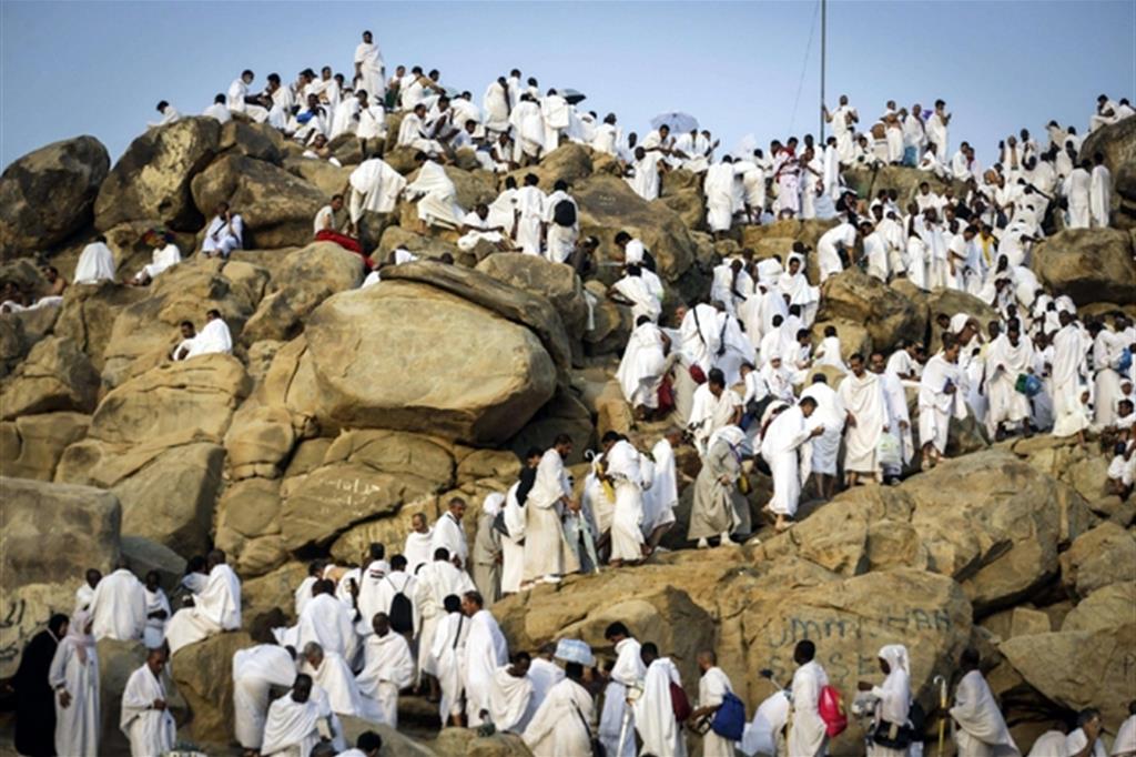 La salita dei pellegrini al monte Arafat (Ansa)