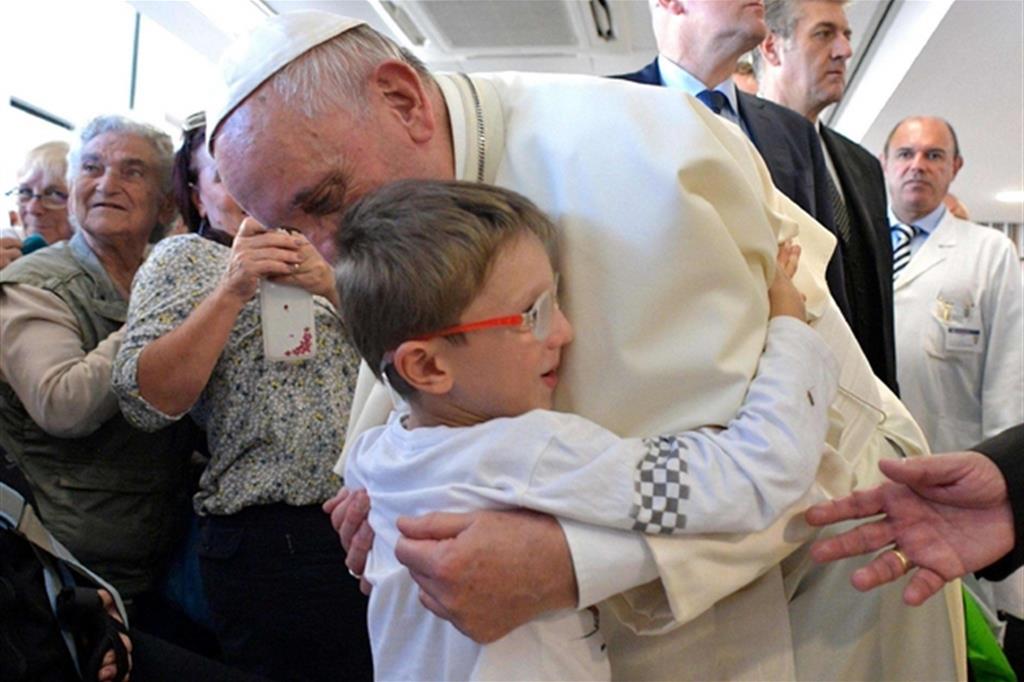Il Papa quando fece visita lo scorso 22 settembre alla Fondazione Santa Lucia e incontrò alcuni bambini con patologie neurologiche (Osservatore romano - archivio)