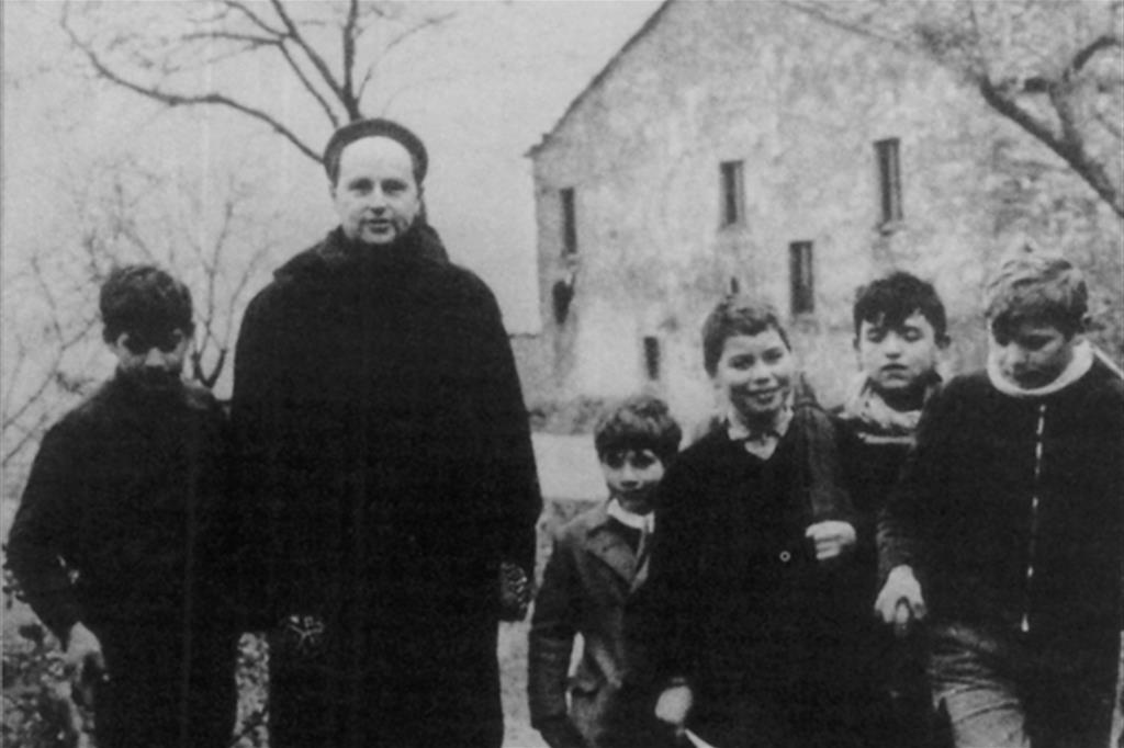 Don Milani coi i suoi allievi a Barbiana