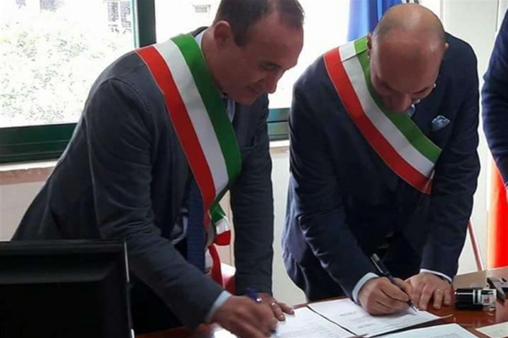 La firma dell'accordo tra il commissario e il sindaco Rocca